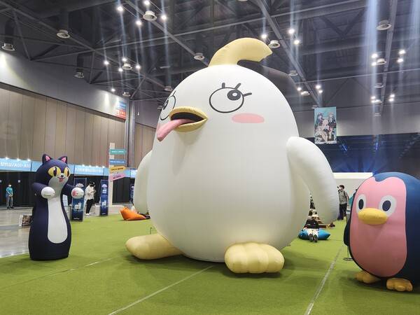 - 블루 아카이브 마스코트 페로로가 관람객을 맞이한다