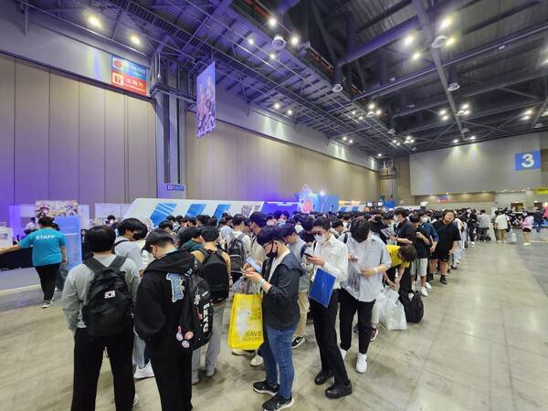 - 2차 창작 부스 앞은 순식간에 인산인해다