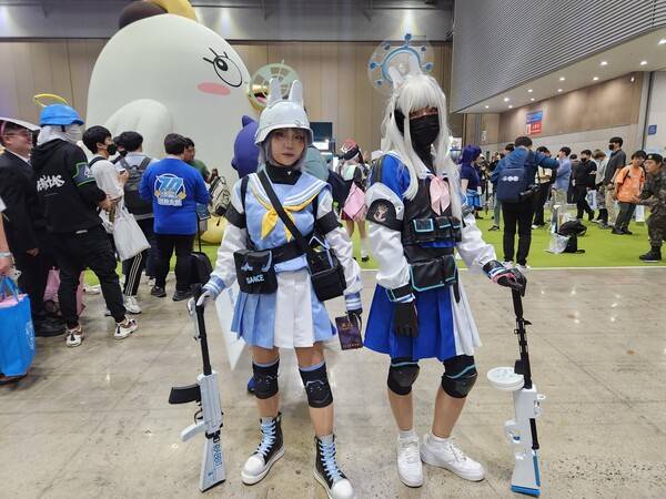 - SRT 래빗 소대&nbsp; 사키(좌)와 미야코트리니티&nbsp;