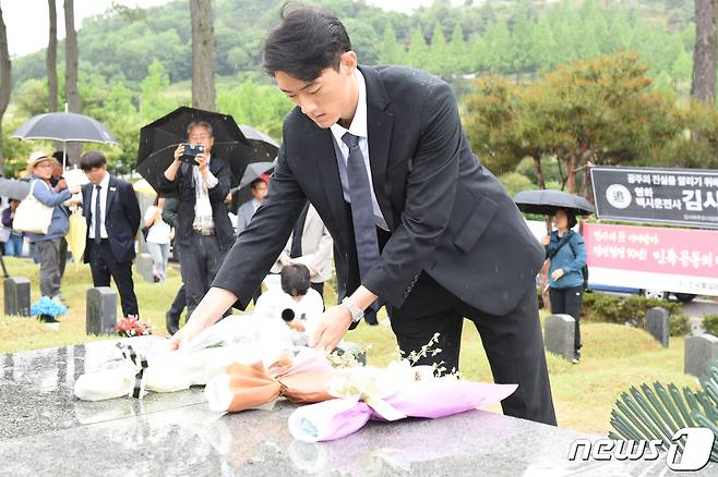 고(故) 전두환씨의 손자 전우원씨가 5·18민주화운동 43주기인 18일 오전 북구 망월동 민족민주열사묘역(구묘역)을 찾아 헌화하고 있다. ⓒ News1 김동수 기자