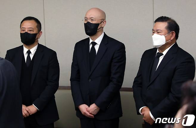 2021년 11월 25일 오후 서울 서대문구 신촌 세브란스병원 장례식장에 마련된 고 전두환 전 대통령 빈소에서 전 전 대통령 장남 전재국(왼쪽부터), 차남 전재용, 삼남 전재만 씨가 조문객을 맞이하고 있다. ⓒ News1 김명섭 기자