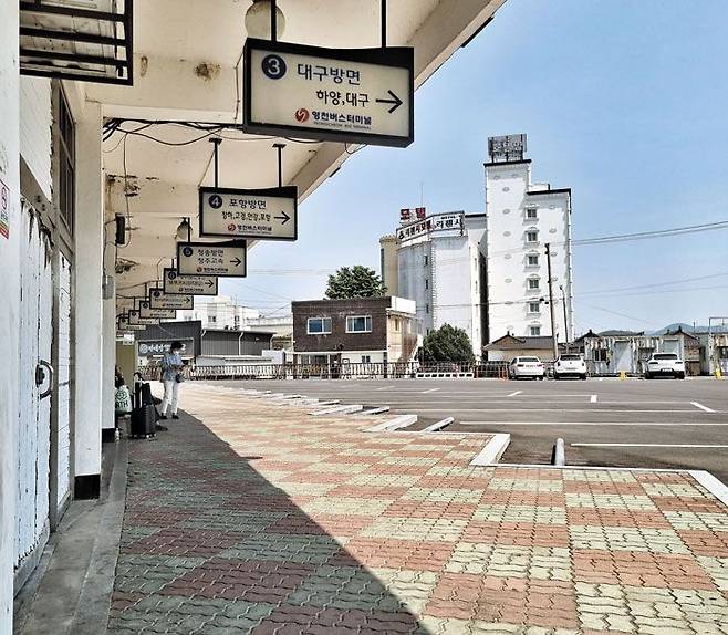 지난 15일 오후 경북 영천시외버스터미널 승강장에 출발 대기하는 버스가 없어 한산한 모습이다. 지역 인구 감소와 코로나 여파로 버스 승객이 줄어들면서 2020년 이후 전국적으로 버스 터미널 18곳이 폐업했다. /김은경 기자