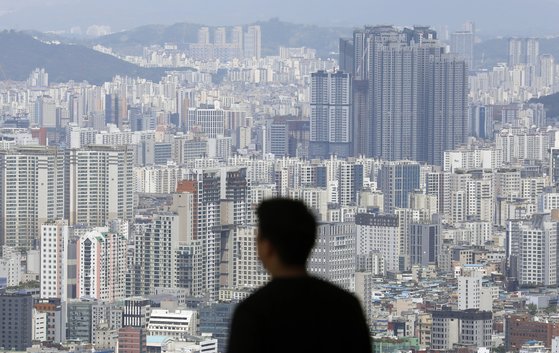 한국부동산원에 따르면 5월 3주 서울 아파트 매매가격 증감률은 -0.1%로 매주 하락 폭이 줄어들며 상승 전환의 기대가 커지고 있다. [뉴시스]
