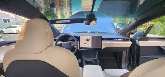 19일 경기도 성남시에서 시승한 테슬라 모델X. 앞유리가 천장까지 이어져 있다. 햇빛 가리개를 중간에 붙일 수 있다. 김민상 기자