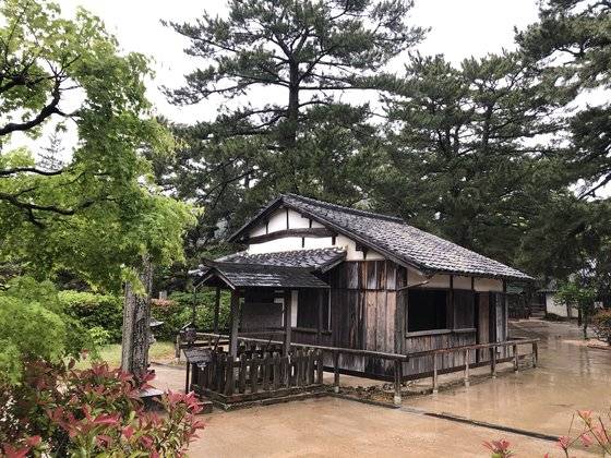일본 야마구치(山口)현 하기(萩)시에 위치한 쇼카손주쿠(松下村塾). 도쿠가와 막부 말기 조슈(長州)번의 요시다 쇼인(吉田松陰)이 가르친 사설학당으로 다카스기 신사쿠, 기도 다카요시, 이토 히로부미 등 이른바 조슈번 존왕양이(尊王攘夷) 지사들이 모두 그의 제자다. 메이지 유신의 요람으로 평가받으며 메이지 일본의 산업혁명 유산 제철, 제강, 조선, 석탄산업 등록 경위(규슈, 야마구치 근대화산업유산 군)의 하나로 2015년 유네스코 세계유산에 등재됐다. 강혜란 기자