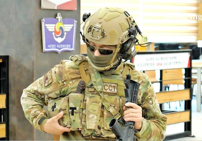 지난 14일 부산 제5공중기동비행단 기지에서 아프가니스탄 미라클 작전을 다녀온 공정통제사(CCT) 조 하사가 인터뷰하며 장비를 소개하고 있다. 영상캡처=강대석