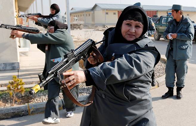 2012년 12월 아프간 여성 경찰관이 교육을 받고 있다. 경찰은 아프간 보안군 또는 치안군으로도 불리는 정규군에 포함된다. 로이터=연합뉴스