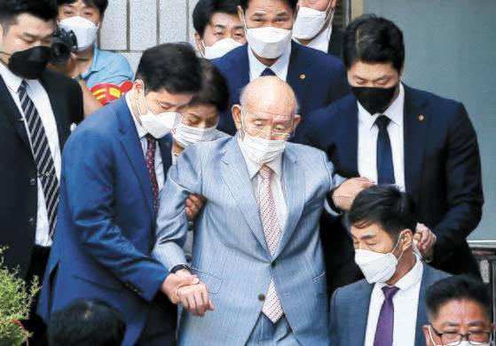 고(故) 조비오 신부의 명예를 훼손한 혐의를 받는 전두환 전 대통령이 9일 오후 항소심 재판에 출석한 후 광주지방법원을 떠나고 있다. 프리랜서 장정필