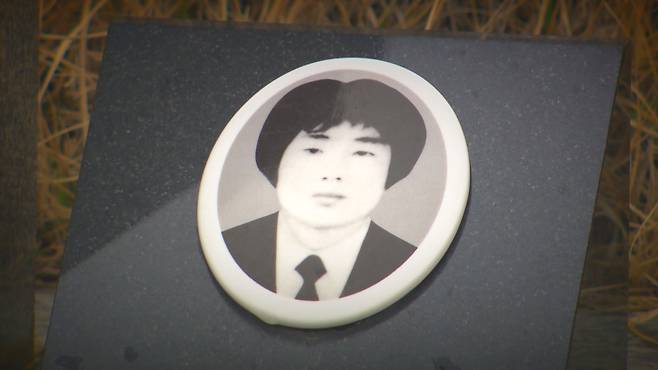 80년 5월 도청 최후항쟁에서 숨진 서호빈(당시 전남대 3학년)의 묘비 사진