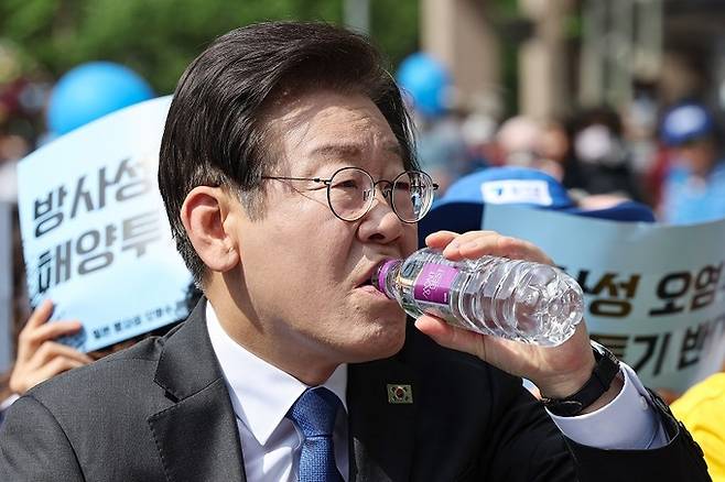 이재명 더불어민주당 대표가 20일 오후 서울 중구 프레스센터 인근에서 열린 ‘일본 방사성 오염수 해양투기 저지 전국 행동의 날’에 참석해 물을 마시고 있다. 연합뉴스
