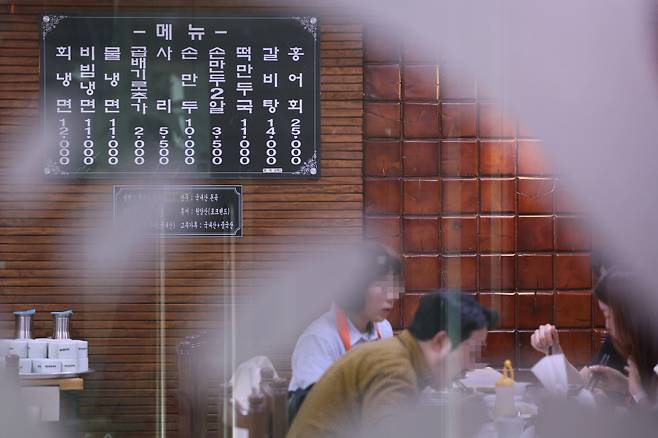 20일 김회재 더불어민주당 의원이 통계청의 가계금융복지조사 마이크로데이터를 분석한 결과에 따르면, 지난해 3월말 기준 금융부채가 있고 총부채원리금상환비율(DSR)이 70% 이상인 자영업 가구는 38만8387가구로 집계됐다. ⓒ 연합뉴스