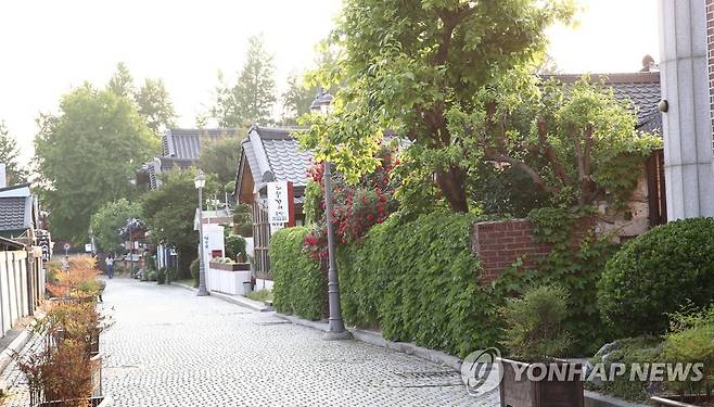 아름답고 깔끔하게 정비된 전주 한옥마을 골목 [촬영 백도인]