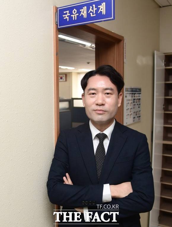 김종진 서울경찰청 국유재산계장이 서울경찰청에서 <더팩트>와 인터뷰에서 포즈를 취하고 있다. /이새롬 기자