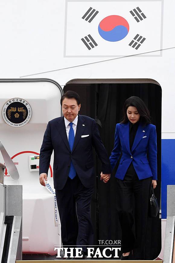 G7 정상회의 일정 마치고 귀국한 윤석열 대통령 부부.