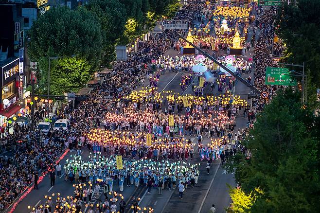 부처님오신날 1주일 앞둔 2023년 5월 20일 오후 서울 종로 일대에서 연등행렬이 열리고 있다. 국가무형문화재 제122호이자 유네스코 인류무형문화유산으로 지정된 연등회는 기록상 신라 경문왕 6년(866년)에 등장해 1200년 가까이 이어진 불교 문화 행사다. /김지호 기자