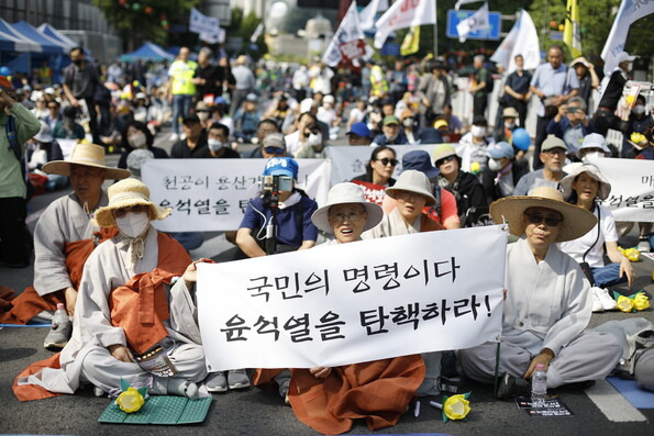 20일 오후 3시 서울시청 앞에서 열린 ‘윤석열 퇴진 시국법회 야단법석’참석자들. 사진 ‘윤석열퇴진시국법회 준비위원회’ 제공