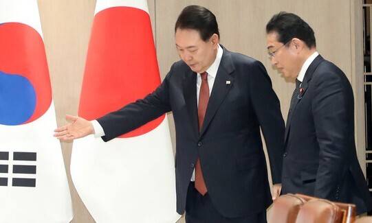 윤석열 대통령과 기시다 후미오 일본 총리가 지난 7일 서울 용산 대통령실 청사에서 한·일 확대 정상회담을 위해 입장하고 있다. 대통령실사진기자단
