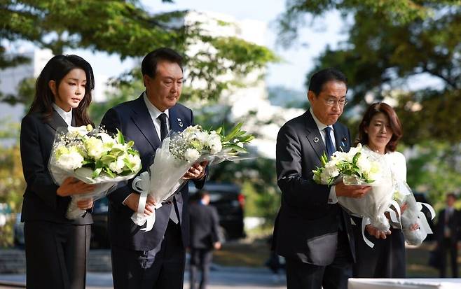 G7 정상회의 참관국 자격으로 일본을 방문 중인 윤석열 대통령과 부인 김건희 여사, 기시다 후미오 일본 총리와 부인 기시다 유코 여사가 21일 히로시마 평화기념공원 내 한국인 원폭 희생자 위령비에 헌화하고 있다. 히로시마/연합뉴스