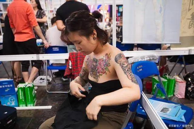 몸에 문신을 하고 있는 한 중국 여성. 바이두 캡처