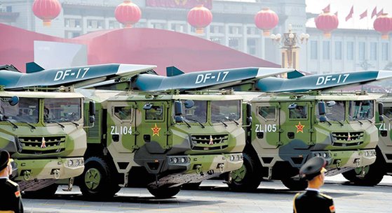 중국 군이 둥펑(東風)-17의 개량형인 둥펑-27을 4년전부터 운용해 왔다는 홍콩매체의 보도가 나왔다. 사진은 중국 건국 70주년 열병식에서 둥펑-17 탄도 미사일 부대가 천안문 광장을 지나는 모습. 신화=연합뉴스