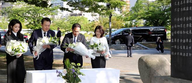 한국인 원폭 희생자를 기리며 윤석열 대통령 부부와 기시다 후미오 일본 총리 부부가 21일 일본 히로시마 평화기념공원 내 한국인 원폭 희생자 위령비에 헌화하고 있다. 연합뉴스