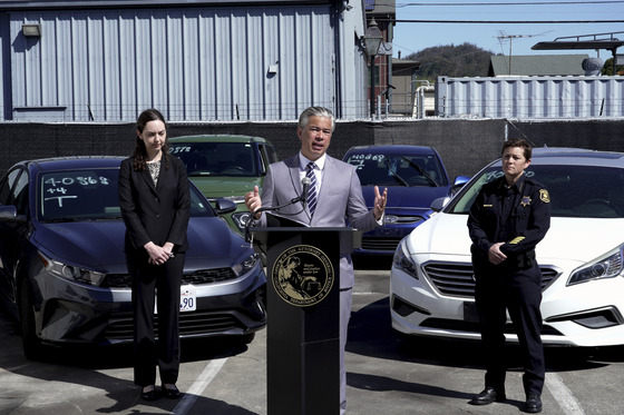 California Attorney General Rob Bonta, center, speaks during a press conference on April 20 about the surge in thefts of Kia and Hyundai vehicles. [AP/YONHAP]