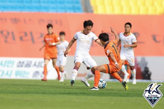 강원-포항의 경기 모습 [한국프로축구연맹]