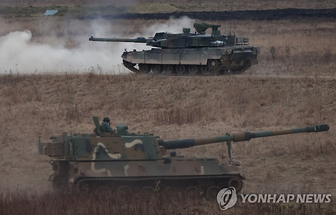 폴란드서 실사격 훈련하는 한국산 K2 전차와 K-9 자주포 [사진=연합뉴스]