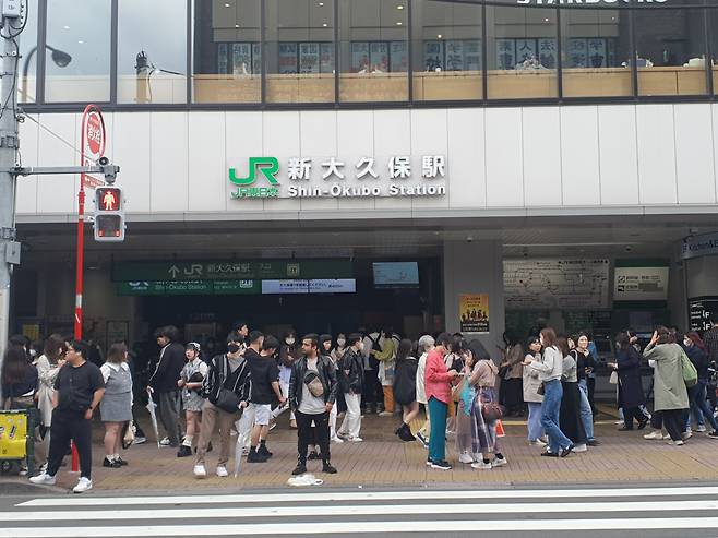 JR신오쿠보역 모습. 주말이면 신오쿠보로 향하는 인파로 늘 북적인다. 손미정 기자