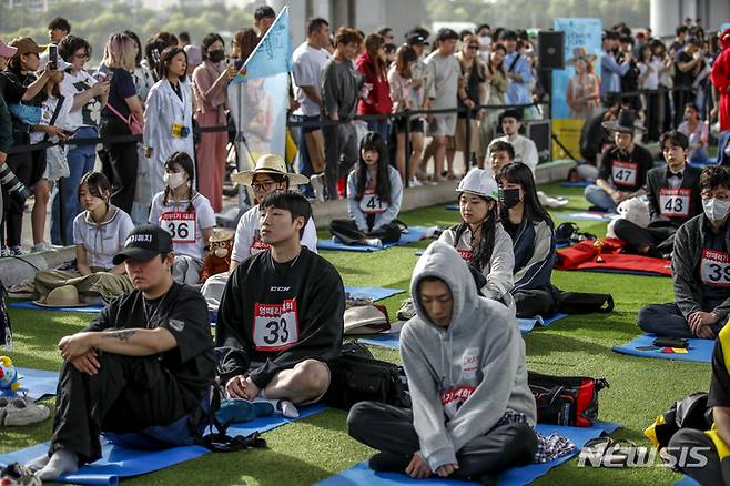 [서울=뉴시스] 정병혁 기자 = 21일 서울 서초구 반포한강공원 잠수교에서 열린 2023 한강 멍때리기 대회에서 참가자들이 경연에 집중하고 있다. 2023.05.21. jhope@newsis.com