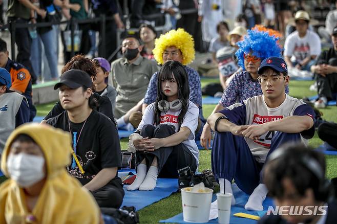 [서울=뉴시스] 정병혁 기자 = 21일 서울 서초구 반포한강공원 잠수교에서 열린 2023 한강 멍때리기 대회에서 참가자들이 경연에 집중하고 있다. 2023.05.21. jhope@newsis.com