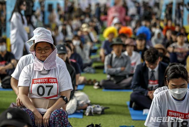 [서울=뉴시스] 정병혁 기자 = 21일 서울 서초구 반포한강공원 잠수교에서 열린 2023 한강 멍때리기 대회에서 참가자들이 경연에 집중하고 있다. 2023.05.21. jhope@newsis.com