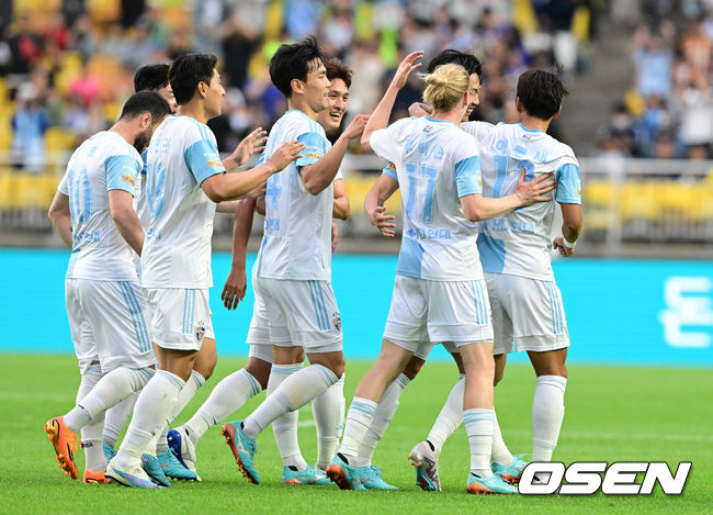 [OSEN=수원, 지형준 기자]전반 울산 김영권이 2-1로 앞서가는 골을 성공시키며 동료선수들과 기뻐하고 있다. 2023.05.21 /jpnews@osen.co.kr