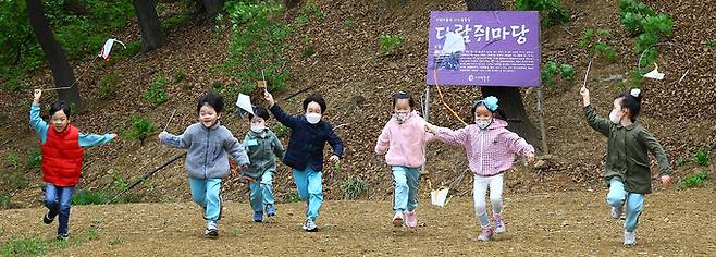 가오리연 날리기 체험하는 어린이들.