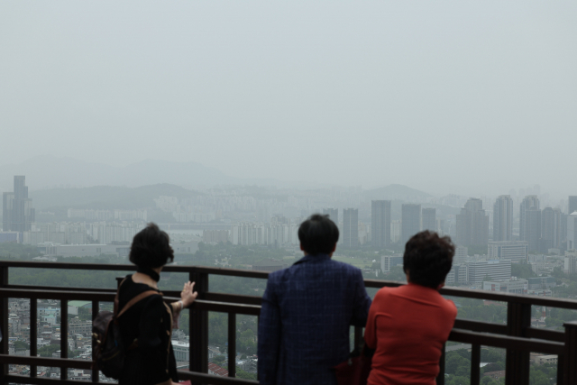 21일 미세먼지 농도가 '매우 나쁨'을 보이며 오후 서울 시내가 먼지에 뒤덮여있다. 연합뉴스