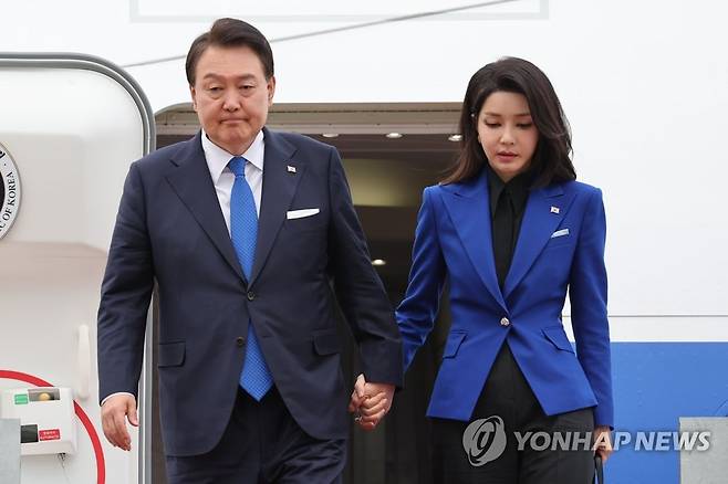 G7 정상회의 마치고 귀국한 윤석열 대통령 (성남=연합뉴스) 진성철 기자 = 일본 히로시마에서 열린 주요 7개국(G7) 정상회의 일정을 마친 윤석열 대통령과 김건희 여사가 21일 성남 서울공항으로 귀국, 공군 1호기에서 내리고 있다. 2023.5.21 zjin@yna.co.kr