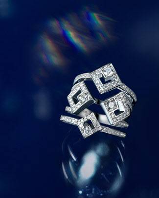 3가지 반지를 합쳐서 만든 하나의 크고 화려한 에끌라 링. (사진=콜로프)