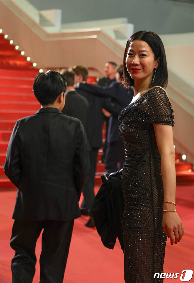At midnight on the 22nd (local time, 7:30 a.m. on the 22nd in Korean time), the Lumiere Grand Theater in Cannes, a small town in southern France, held a preview of the 76th Cannes International Movies Midnight Screening section, Escape: Project Silence.Before the premiere, Red Carpet showed up with Hye-Jin Jeon, who visited the Cannes Movie Festival to cheer on Lee Sun Gyun, the main actor of the movie.Hye-Jin Jeon is smiling in a gorgeous black dress with a straight haircut. Son stood in front of the reporters with her mother Hye-Jin Jeon in a black suit.Starring Lee Sun Gyun, Escape: Project Silence is a story of people isolated on the airport bridge in a thick fog that can not be distinguished from each other, struggling to survive an unexpected series of disasters.Lee Sun Gyun and Joo Ji Hoon Kim Hee Won appeared.It is the same as that of the previous year. It is the same as that of the previous year. It is the same as that of the previous year. It is the same as that of the previous year. It is the same as that of the previous year. It is the same as that of the previous year. It is the same as that of the previous year. I hope the world audience will enjoy our movie. On the other hand, Lee Sun Gyun and Hye-Jin Jeon met during the theater activities and after seven years of love, they married in 2009 and put two sons in the suburbs.