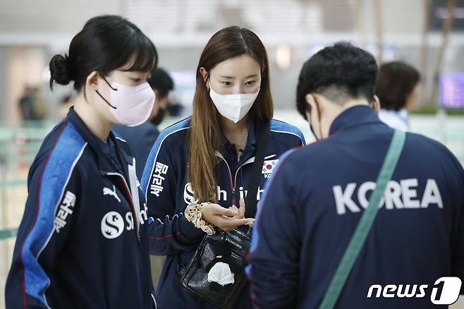 여자배구 대표팀 한유미 코치가 22일 인천국제공항 제2여객터미널에서 출국 수속을 하고 있다. 세사르 에르난데스 감독이 이끄는 여자배구 대표팀은 2023 국제배구연맹(FIVB) 발리볼네이션스리그(VNL) 참가를 위해 튀르키예 이스탄불로 출국한다. 2023.5.22/뉴스1 ⓒ News1 김도우 기자