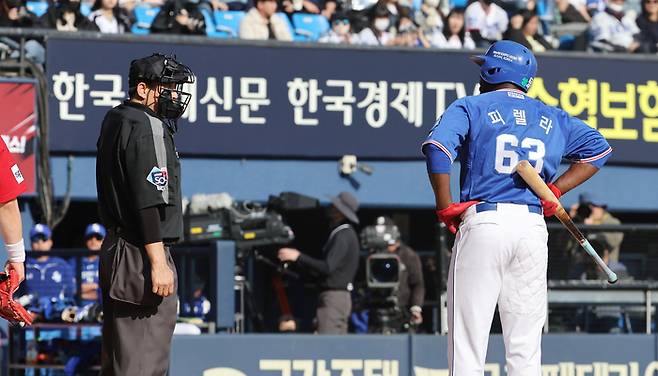 삼성 피렐라가 잠실구장에서 열린 LG와 경기 7회 초 원아웃 주자 만루 상황에서 삼진 판정에 항의하고 있다. 연합뉴스