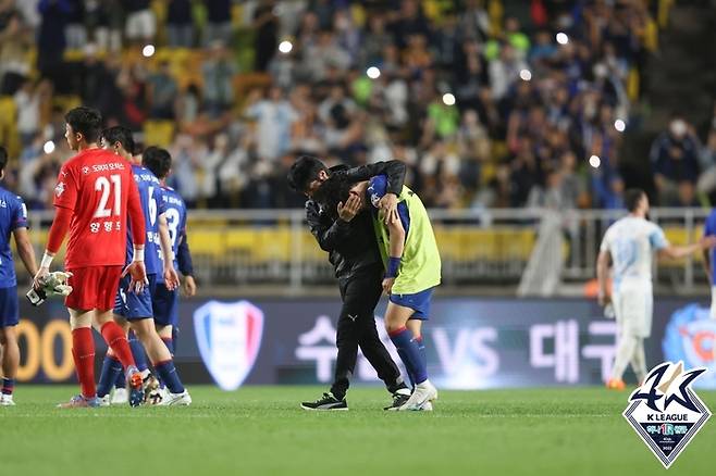 수원 김병수(왼쪽) 감독이 이상민을 위로하고 있다. 제공 | 한국프로축구연맹