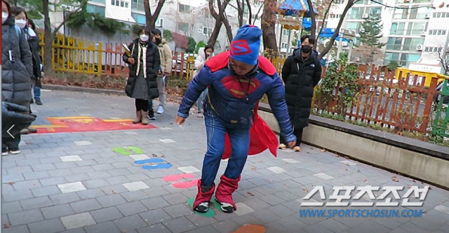 서울 동작구 보라매초등학교김갑철 교장이 건물 한켠 틈새공간을 활용한 '바닥놀이' 체육활동을 소개하는 모습.