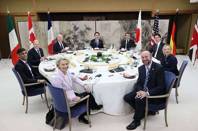 19일 일본 히로시마에서 열린 G7(7국) 정상회의의 공식 만찬. 소박한 원탁에 둘러 앉아 대화하고 있다./EPA연합뉴스