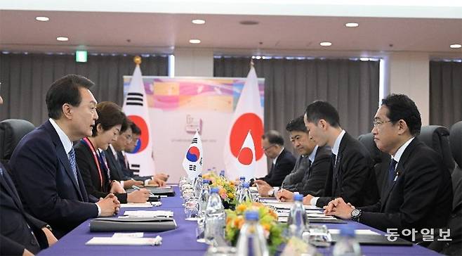 윤석열 대통령(왼쪽)과 기시다 후미오 일본 총리가 21일 일본 히로시마 평화기념공원 국제회의장에서 마주 보며 한일 정상회담을 갖고
 있다. 두 정상은 3월 윤 대통령의 방일과 이달 7, 8일 기시다 총리의 방한에 이어 최근 두 달 사이 세 차례 만났다. 두 
정상은 ‘한일 미래 파트너십 기금’의 원활한 운영, 한국∼히로시마 등 직항로 재개, 공급망과 첨단기술 협력 진전에 대해 논의했다고
 대통령실이 밝혔다. 히로시마=최혁중 기자 sajinman@donga.com