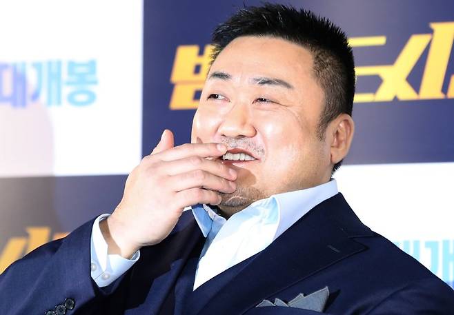 (서울=뉴스1) 권현진 기자 = 배우 마동석이 22일 오후 서울 강남구 메가박스 코엑스에서 진행된 영화 '범죄도시3' 언론배급시사회에서 미소를 짓고 있다. ‘범죄도시3’는 대체불가 괴물형사 마석도(마동석 분)가 서울 광수대로 이동 후, 신종 마약 범죄 사건의 배후인 주성철(이준혁 분)과 마약 사건에 연루된 또 다른 빌런 리키(아오키 무네타카 분)를 잡기 위해 펼치는 통쾌한 범죄 소탕 작전을 그린 작품이다. 2023.5.22/뉴스1 /사진=뉴스1화상