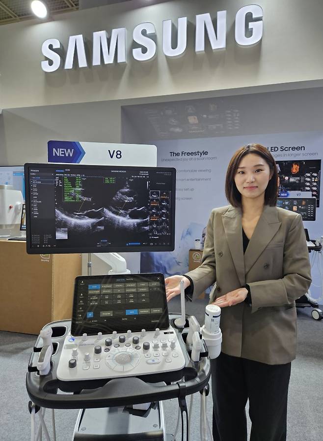 지난 3월 23일 서울 삼성동 코엑스에서 열린 '제38회 국제의료기기·병원설비전시회(KIMES)' 삼성 부스에서 모델이 프리미엄 초음파 진단기기 'V8'을 선보이고 있다. 삼성전자 제공