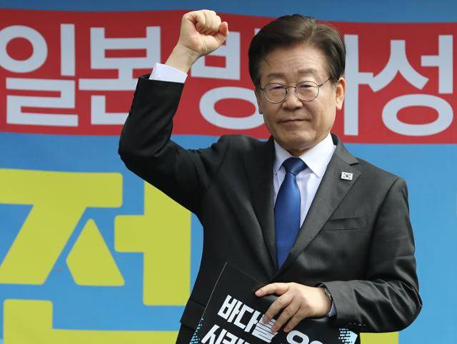 이재명 더불어민주당 대표가 20일 오후 서울 중구 프레스센터 앞에서 열린 ‘일본 방사성 오염수 해양투기 저지 적극 행동의 날’에 참석해 발언한 뒤 주먹을 불끈 쥐고 있다. 뉴스1