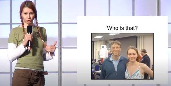 러시아 브리지(카드게임) 선수인 밀라 안토노바가 지난 2010년 7월 한 유튜브 영상에서 빌 게이츠와 만나 브리지 게임을 했다고 밝혔다. 사진 이그나이트NYC 유튜브 캡처