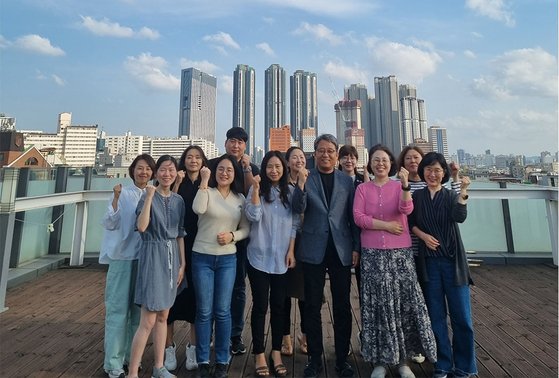 한국어문화학부는 지난 17일 아카피스관에서 ‘2023 해외 현지 초·중등학교 한국어교원 파견사업’에 선발된 졸업생 8명과 축하 인사를 나누며 파견 활동을 응원했다.