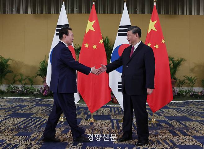 지난해 11월 주요 20개국(G20) 정상회의에 참석한 윤석열 대통령이 인도네시아 발리 한 호텔 열리는 한중 정상회담에서 시진핑 중국 국가주석과 악수를 나누고 있다.